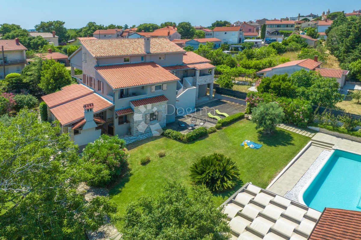 Prostrana vila, veliki vrt, bazen i kućica 