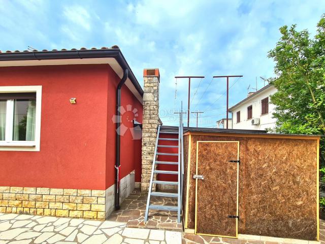 Umag, einstöckiges Haus mit großem Garten, 300 m vom Strand entfernt