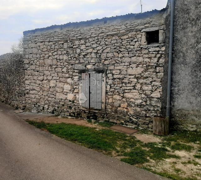 DVIJE ISTARSKE KUĆE SA VELIKIM POTENCIJALOM