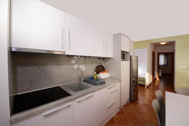 APARTMAN NA 1. KATU  SA BALKONOM KRAJ MORA