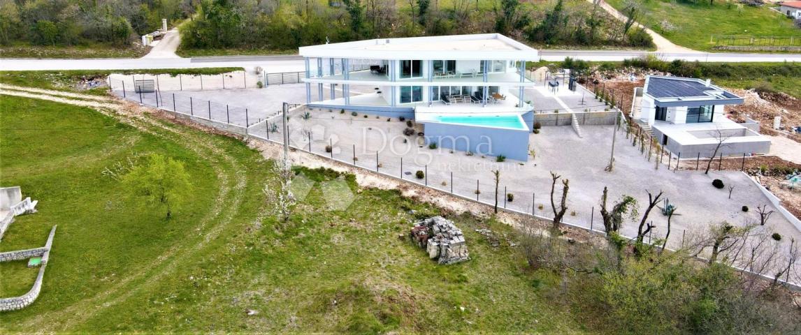 EKSKLUZIVNA VILLA ATRAKTIVNOG DIZAJNA, OKOLICA LABINA