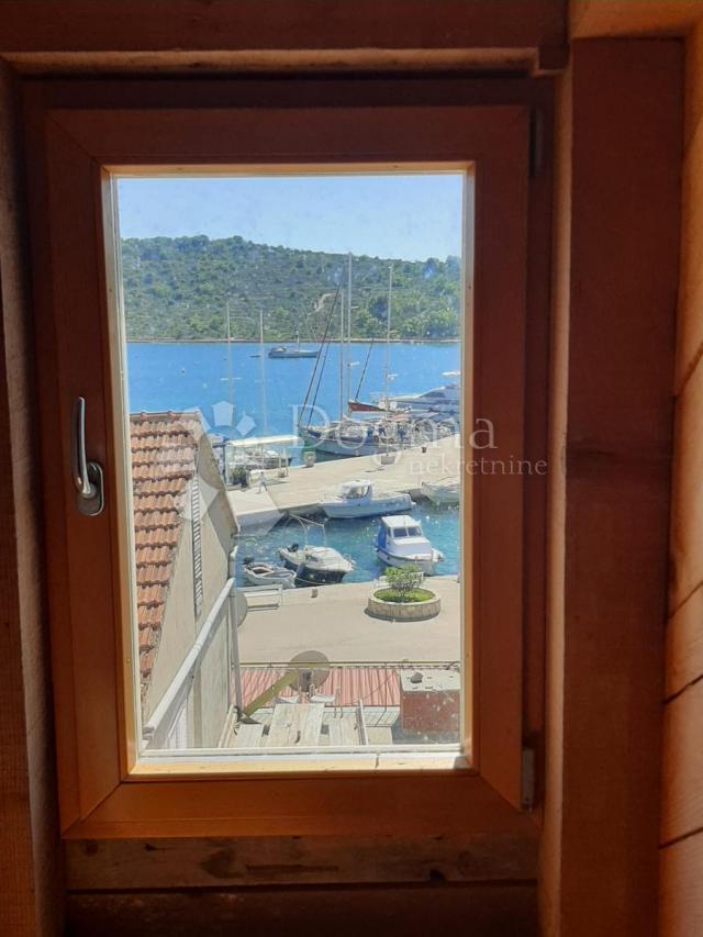 ŠIBENIK OTOK KAPRIJE - KAMENA VILA NA SAMOJ OBALI