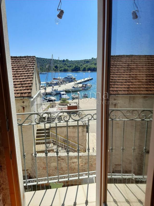 ŠIBENIK OTOK KAPRIJE - KAMENA VILA NA SAMOJ OBALI