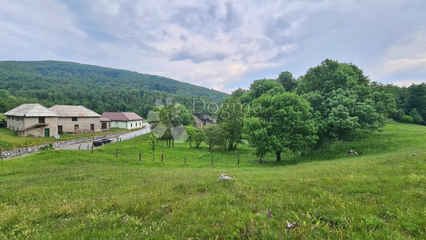 PRILIKA ZA INVESTITORE, građ. parcela 4000m2 s ucrtanim objektom nadomak NP Risnjak i Platak