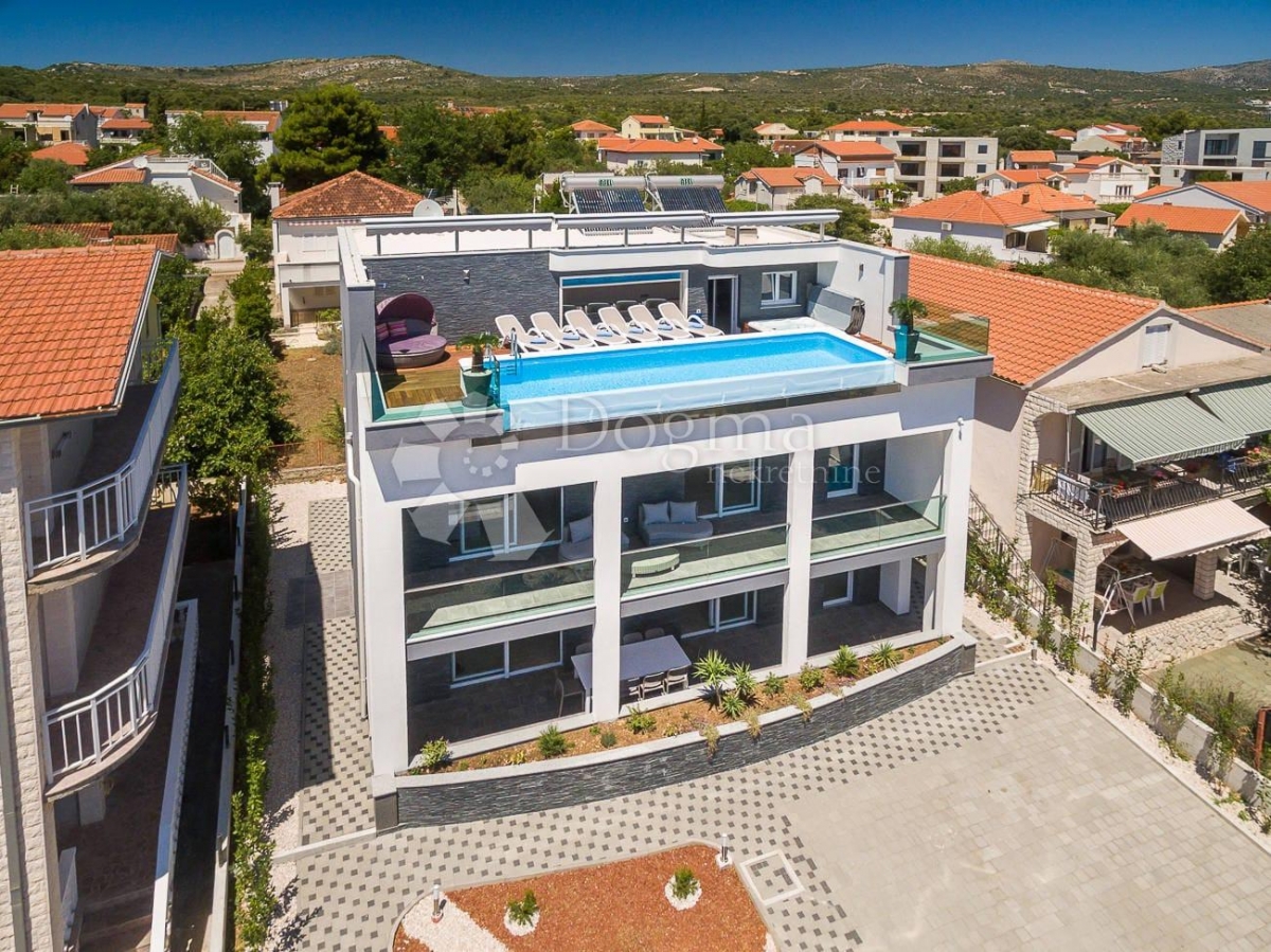 VILLA SA BAZENOM U ROGOZNICI, PRILIKA!