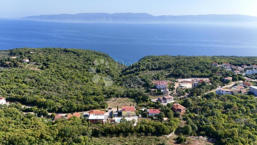 Apartmanska kuća s bazenom na frekventnoj lokaciji!