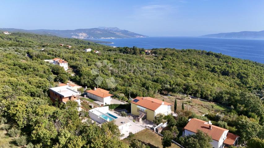 Apartmanska kuća s bazenom na frekventnoj lokaciji!