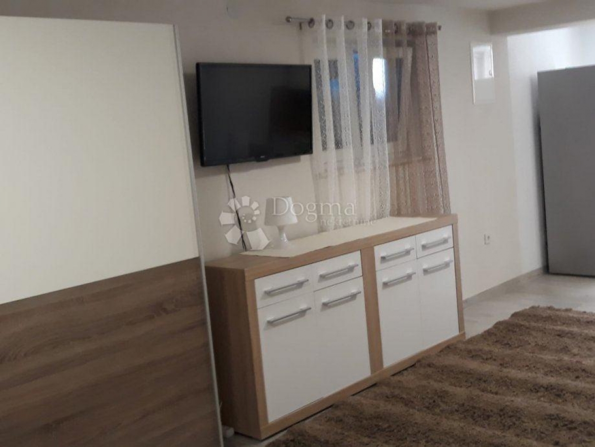 PRIMOŠTEN, prekrasan apartman na moru