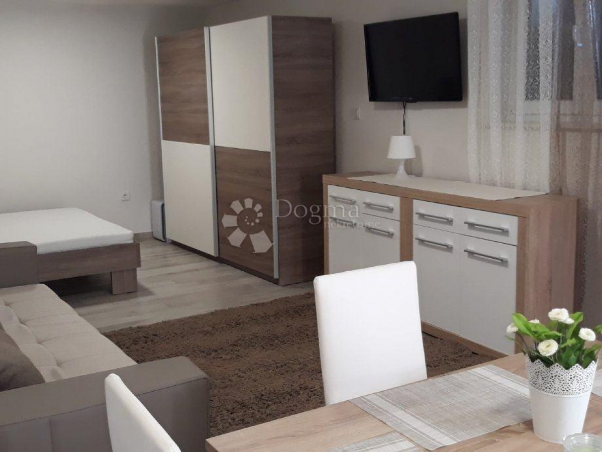 PRIMOŠTEN, prekrasan apartman na moru