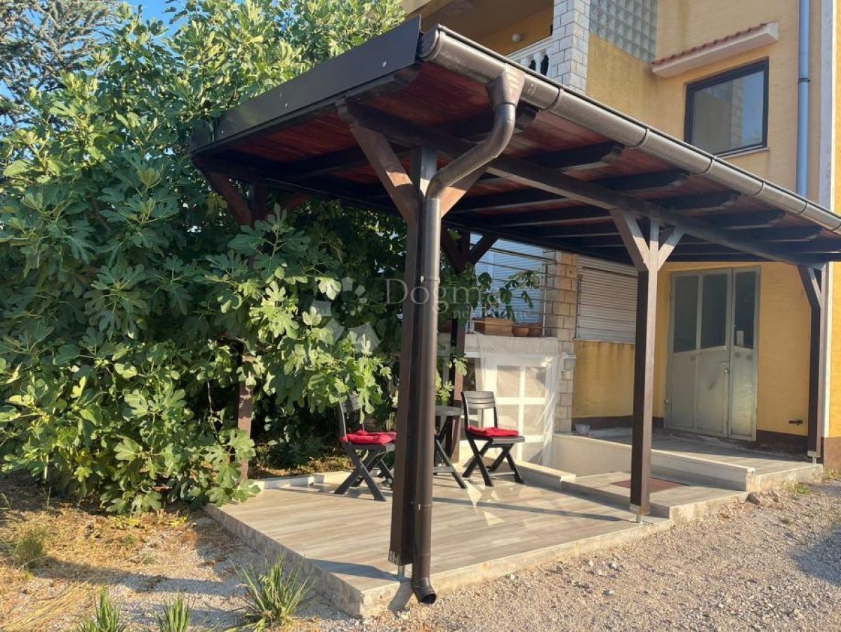 PRIMOŠTEN, prekrasan apartman na moru