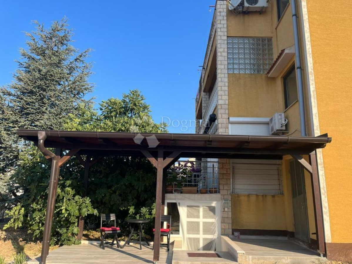 PRIMOŠTEN, prekrasan apartman na moru