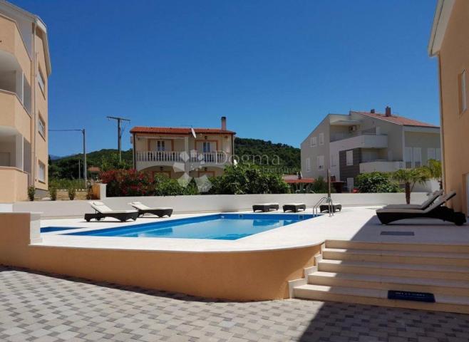 PRILIKA! Villa s 3 apartmana - 100m od mora