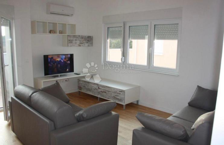 PRILIKA! Villa s 3 apartmana - 100m od mora