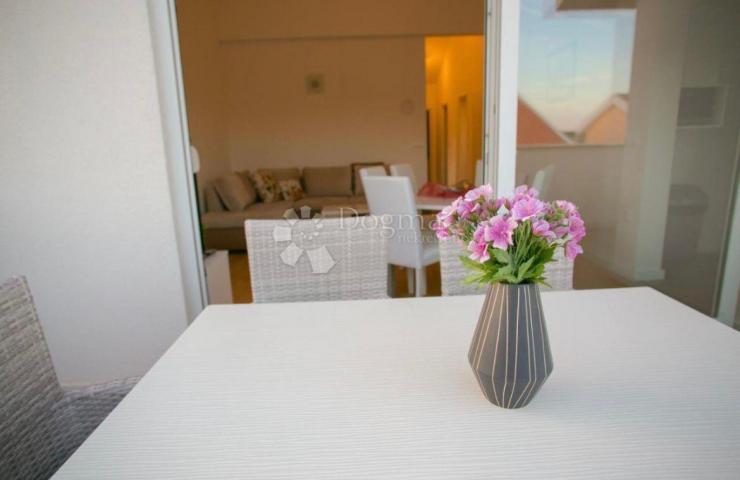 PRILIKA! Villa s 3 apartmana - 100m od mora