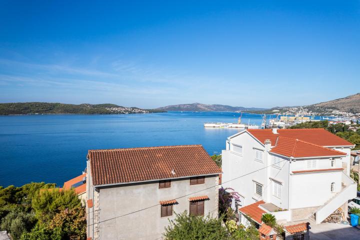 Trogir,  dvosoban penthouse s krovnom terasom 