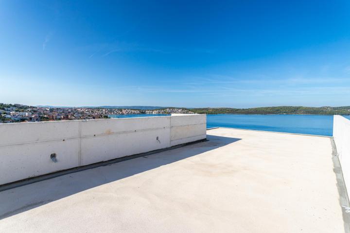 Trogir,  dvosoban penthouse s krovnom terasom 