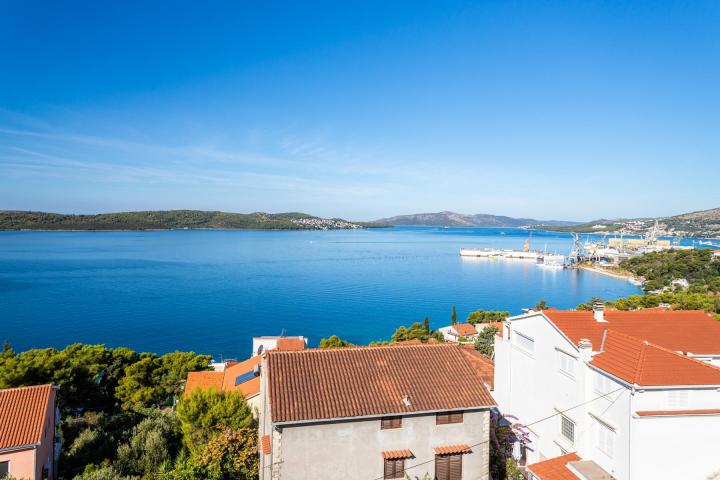 Trogir,  dvosoban penthouse s krovnom terasom 