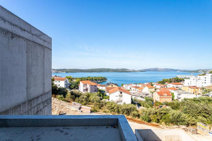 Trogir, Čiovo, dvosoban penthouse s krovnom terasom