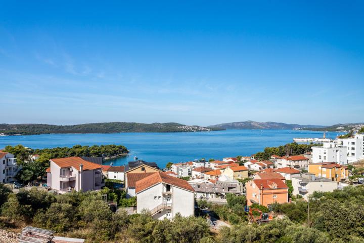 Trogir, Čiovo, dvosoban penthouse s krovnom terasom