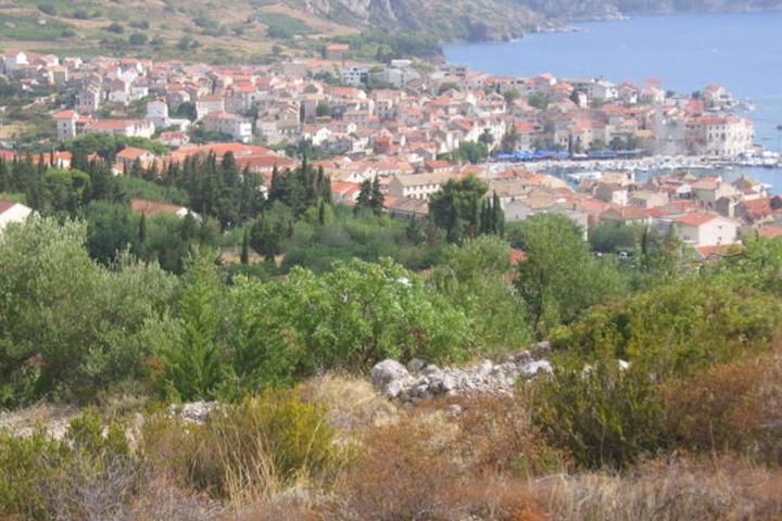 Vis, Komiža, atraktivno građevinsko zemljište s pogledom, 800 m2