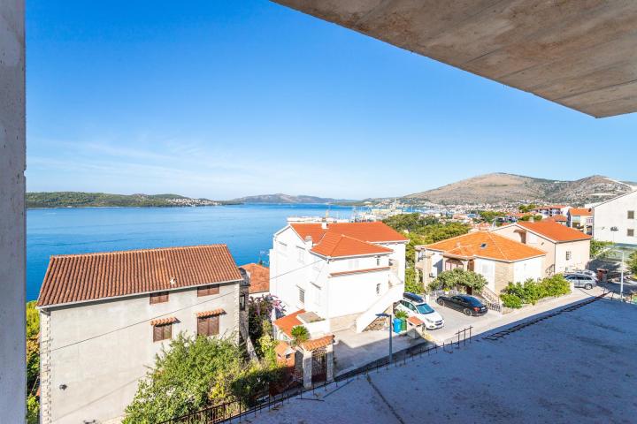 Trogir,  dvosoban stan s krovnom terasom i otvorenim pogledom