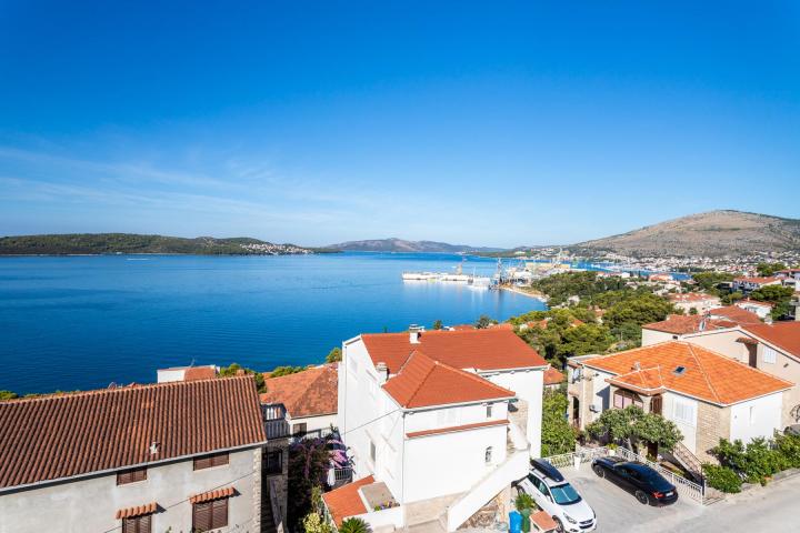 Trogir,  dvosoban stan s krovnom terasom i otvorenim pogledom