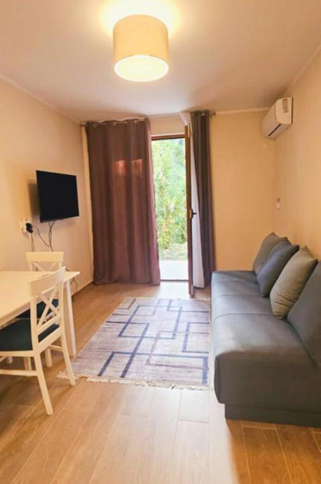 Apartman sa terasom u slikovitom kompleksu Adriamontenegro