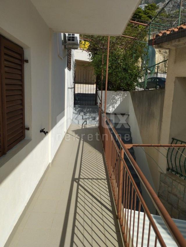 MAKARSKA, BAŠKA VODA - kuća sa 5 apartmana s pogledom na more! PRILIKA!