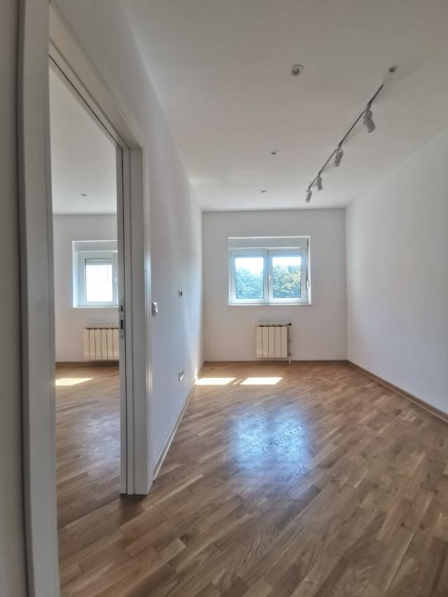 VRACAR JUZNI BULEVAR 40m2 , 149000e