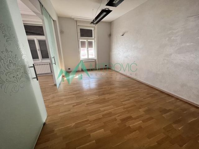 Izdavanje, Poslovni prostor, 360m2 , Centar