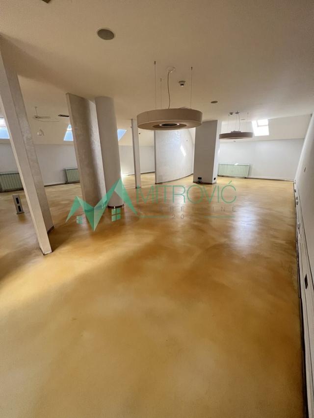 Izdavanje, Poslovni prostor, 360m2 , Centar