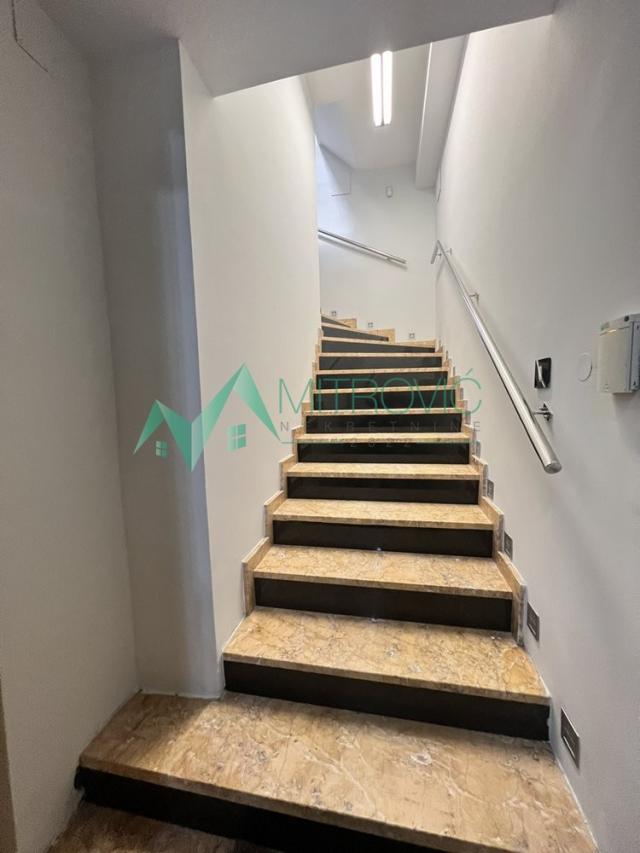 Izdavanje, Poslovni prostor, 360m2 , Centar