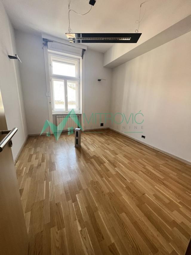 Izdavanje, Poslovni prostor, 360m2 , Centar