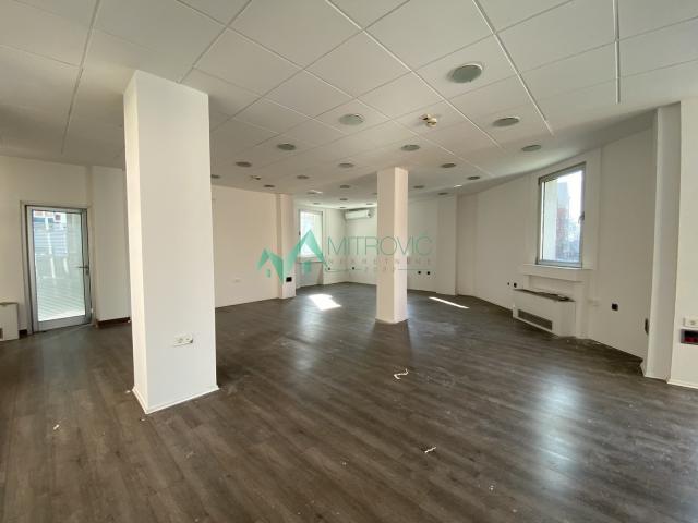 Izdavanje, Poslovni prostor, 350m2 , Bulevar Oslobođenja