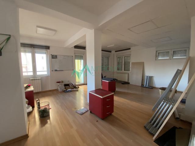 Izdavanje, Poslovni prostor, 220m2 , Liman 1