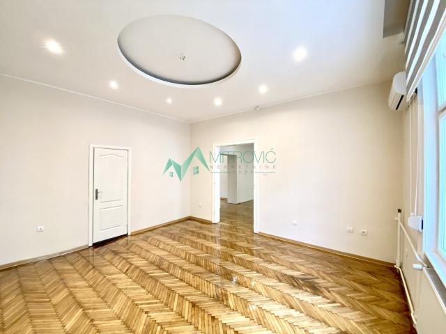 Izdavanje, Poslovni prostor, 65m2 , Centar