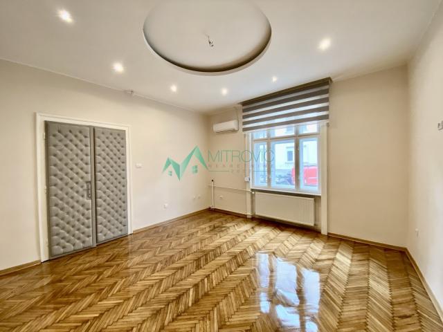 Izdavanje, Poslovni prostor, 65m2 , Centar