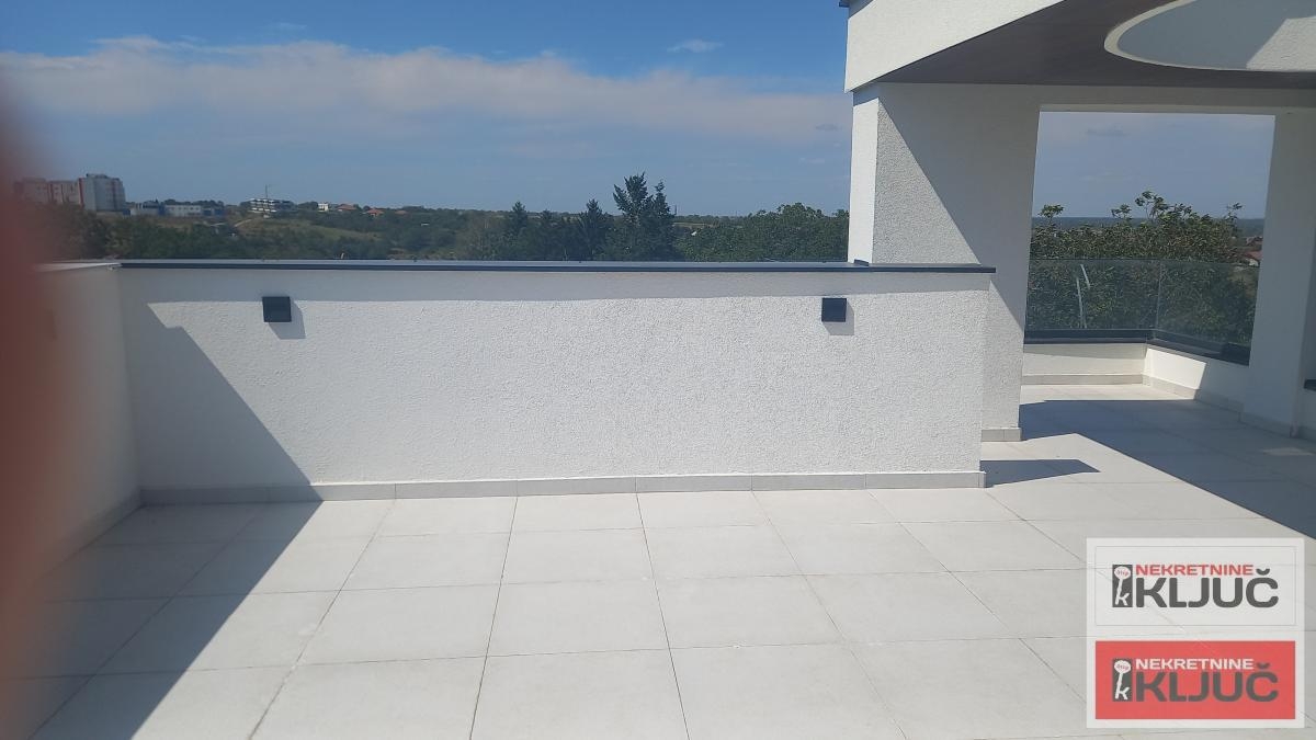 SREMSKA KAMENICA, 200 m2, Četvorosoban sa Bazenom i Terasom-PENTHOUSE-LUX