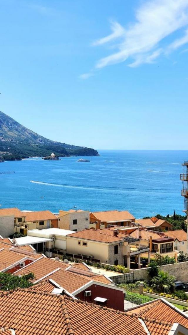 Trosoban stan u kompleksu sa bazenom u Ivanovićima, Budva