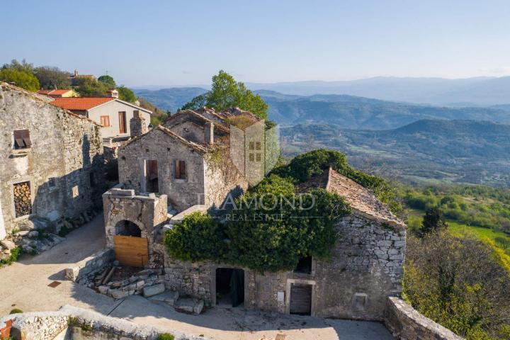 Central Istria, an autochthonous Istrian house for renovation