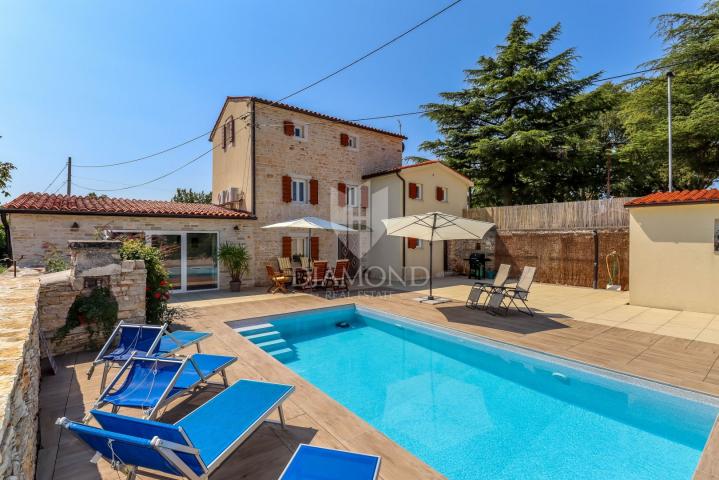 Rovinj, surroundings, stone house with a swimming pool and a spacious garden