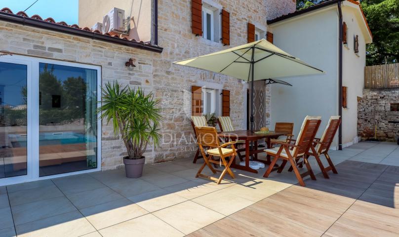 Rovinj, surroundings, stone house with a swimming pool and a spacious garden