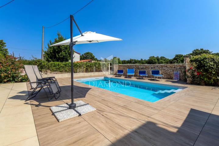 Rovinj, surroundings, stone house with a swimming pool and a spacious garden