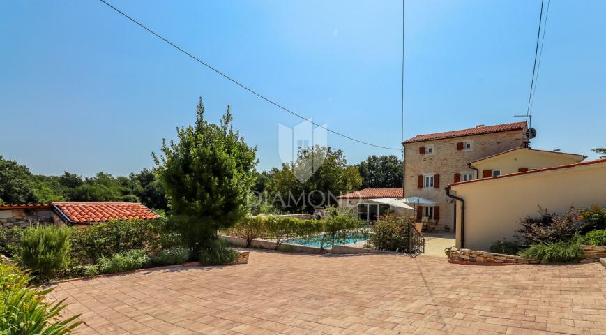 Rovinj, surroundings, stone house with a swimming pool and a spacious garden