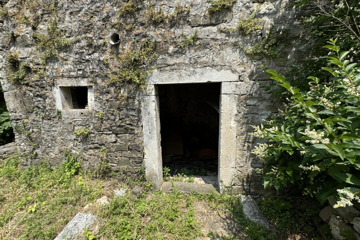 Istra, Oprtalj, Kamena kuća iz 12. stoljeća 