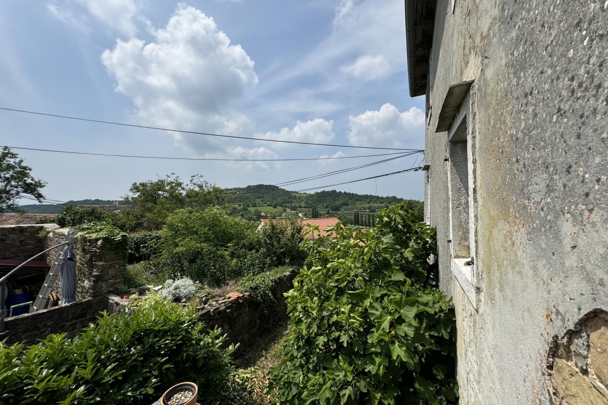 Istra, Oprtalj, Kamena kuća iz 12. stoljeća 