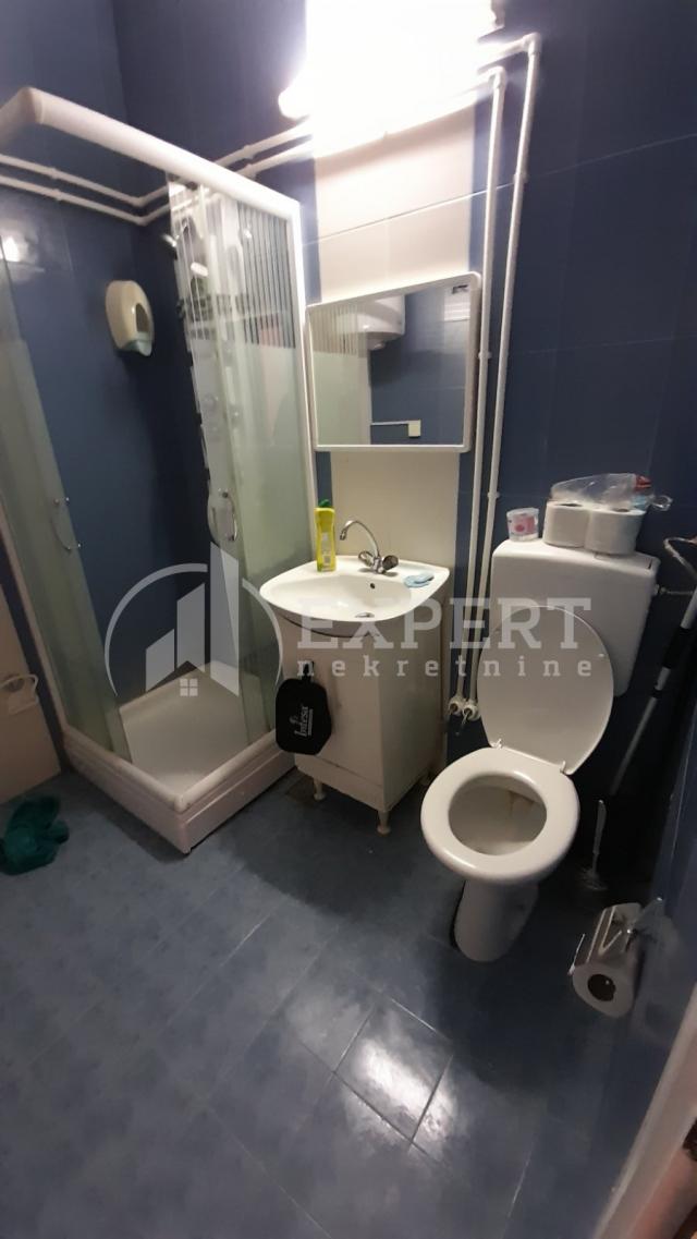 Garsonjera, apartman, 33 m2, treći sprat, lift, Gorča