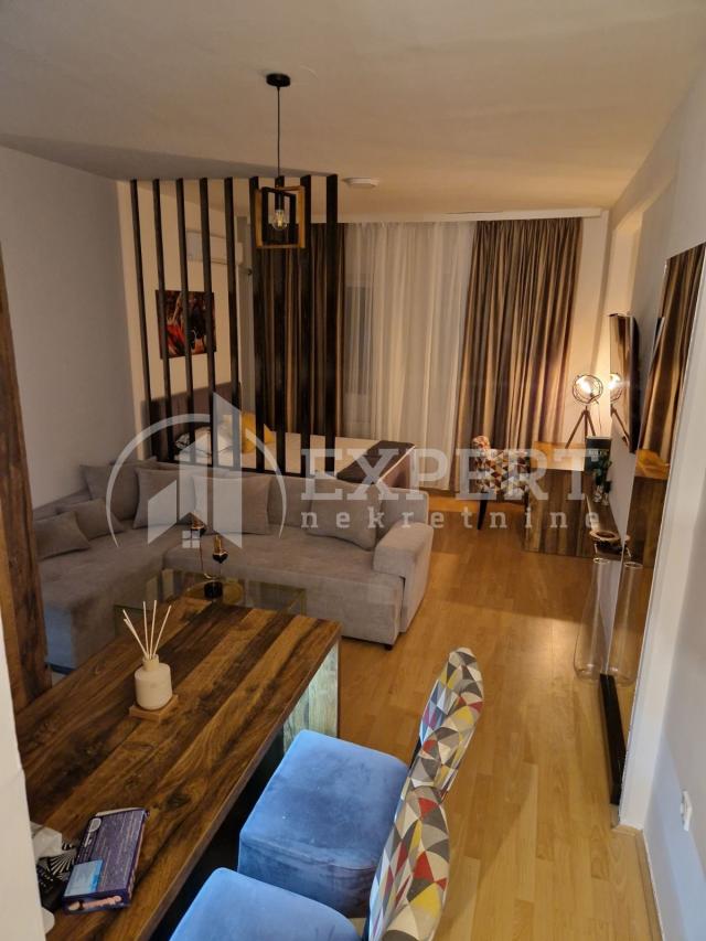 Garsonjera, apartman, 33 m2, treći sprat, lift, Gorča