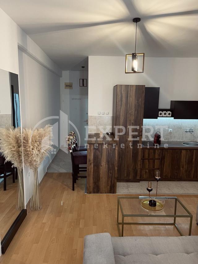 Garsonjera, apartman, 33 m2, treći sprat, lift, Gorča