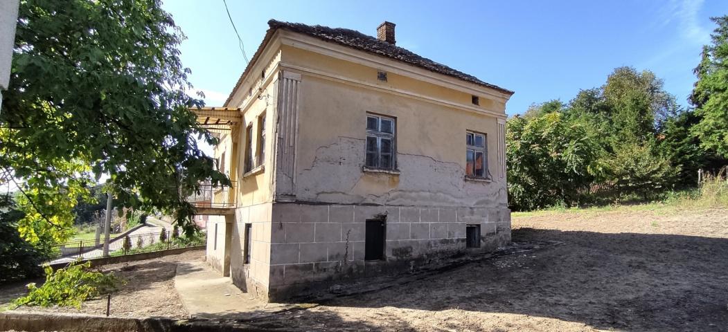 Vinča, uknjižena stara kuća sa pomoćnim zgradama na 73 ara .. 